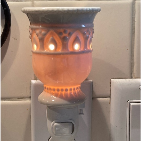 Scentsy Wax Warmer  Plug-In   Nightlight - Picture 2 of 9